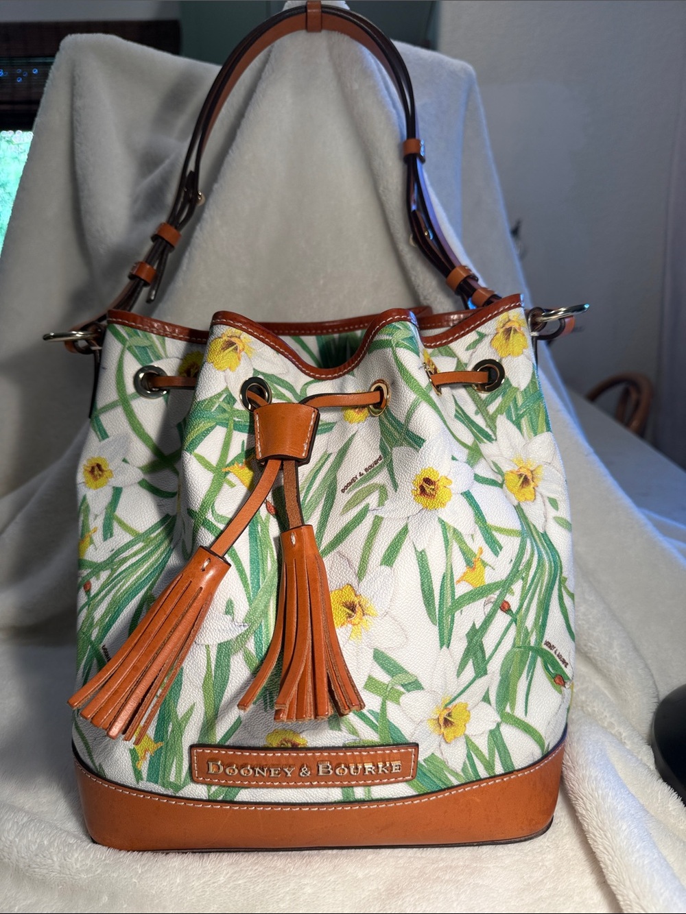Fun Dooney & Bourke White Daffodil Floral Drawstring Bucket Bag with Tan Trim